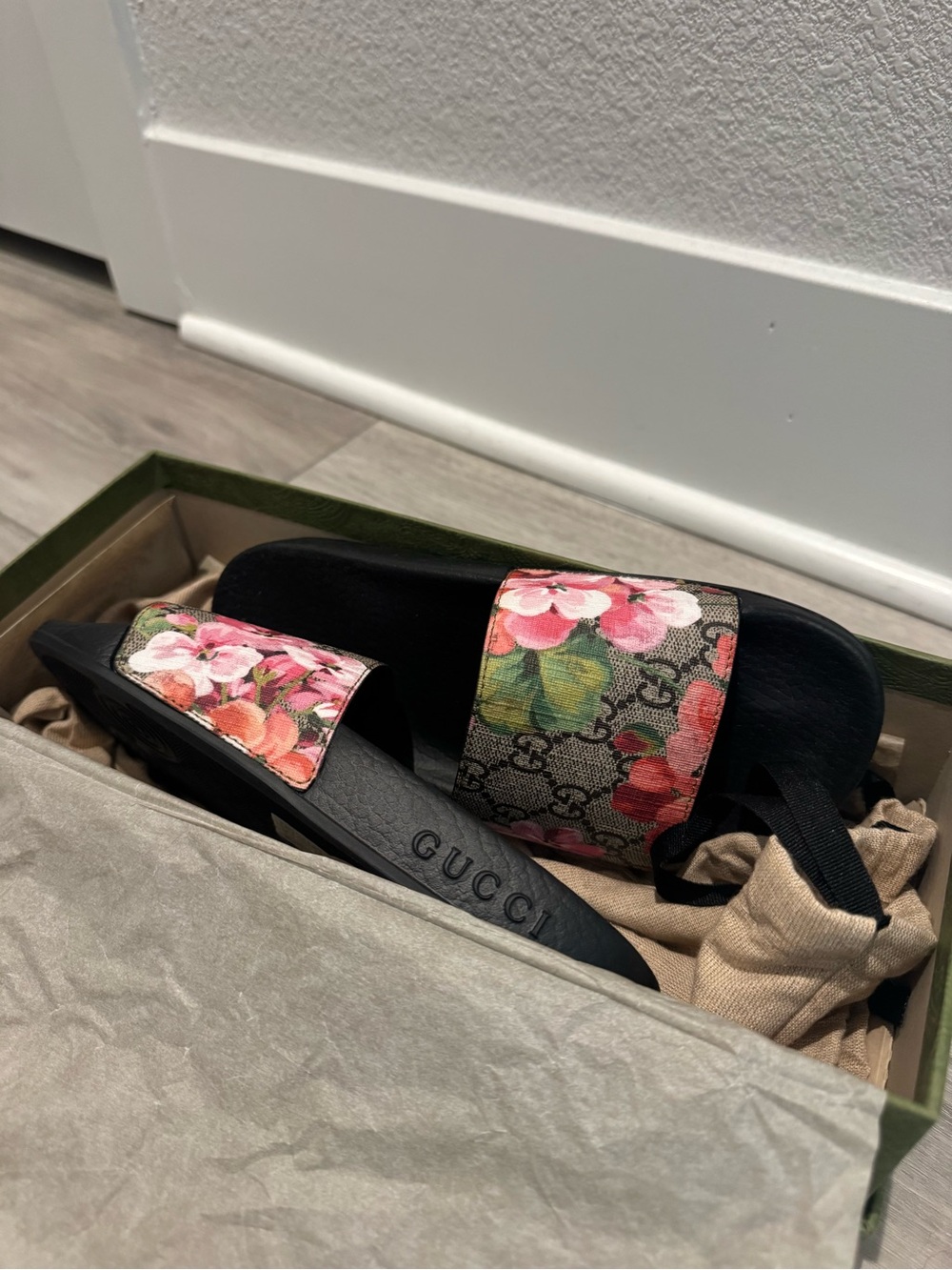 Gucci GG Supreme Blooms Slide Sandals (Brand New in Box)